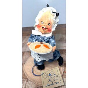 Annalee Dolls 1990 Thanksgiving Granny Holding Pie 7" Figurine